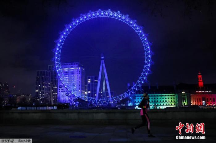 当地时间2021年1月7日，英国伦敦，多个地标建筑亮起蓝色灯光，致敬抗疫英雄。