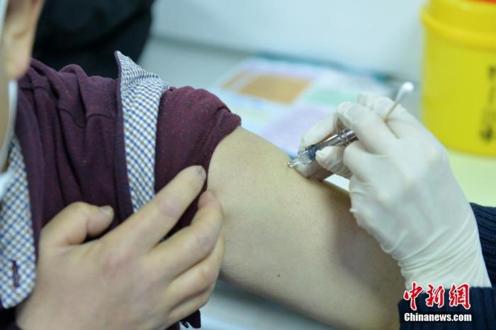 1月8日，北京市西城第一文化馆，新街口社区卫生服务中心医护人员为接种者注射疫苗。