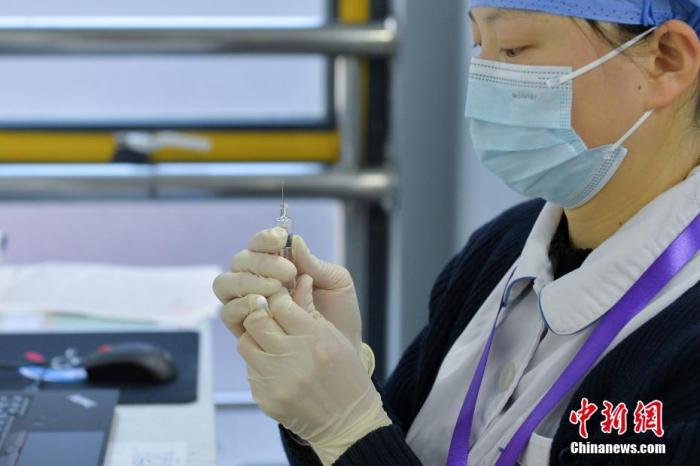 1月8日，北京市西城第一文化馆，新街口社区卫生服务中心医护人员在准备疫苗。
<a target='_blank' href='http://www.chinanews.com/'>中新社</a>记者 田雨昊 摄