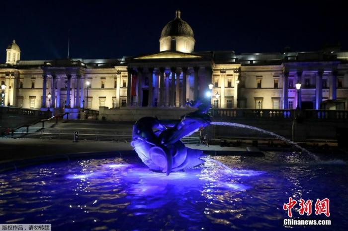 资料图：英国伦敦多个建筑亮起蓝色灯光，致敬抗疫英雄。