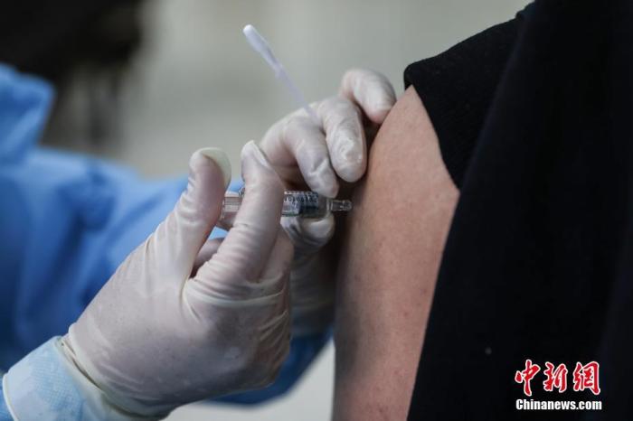资料图：1月8日，北京市医护人员为接种者注射疫苗。
中新社记者 蒋启明 摄