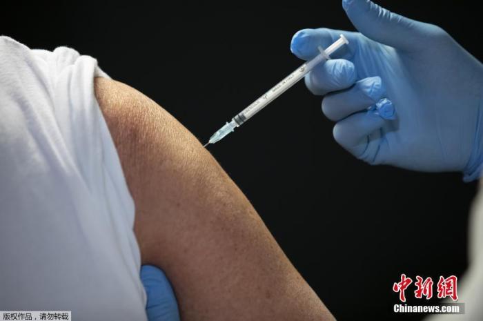 法国加速为优先人群接种疫苗 马克龙夫人披露曾感染病毒