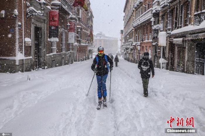 当地时间2021年1月9日，西班牙马德里，西班牙迎来几十年来最大的降雪。在厚厚的积雪中，民众依靠滑雪板或是雪橇出行。 图片来源：ICphoto