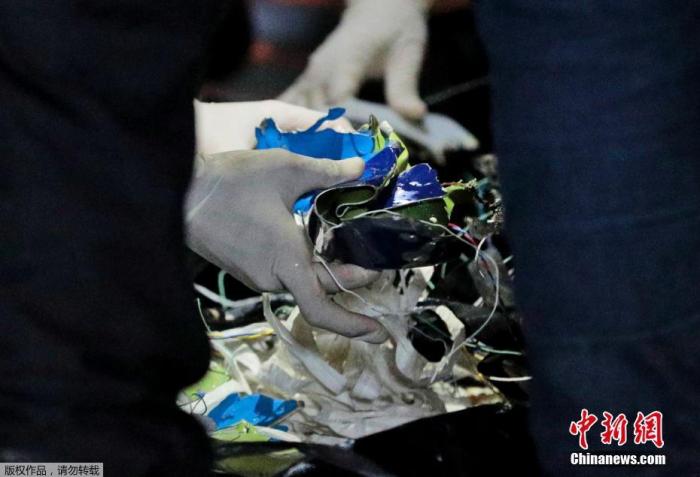 当地时间1月9日14时36分，印尼三佛齐航空公司一架波音737-500客机从雅加达苏加诺·哈达国际机场起飞前往西加里曼丹省首府坤甸，14时40分左右与地面失去联系。印尼交通部长布迪称，失联客机已被发现坠毁在雅加达省千岛群岛海域。飞机上共有53名乘客和12名机组人员，乘客中有7名儿童和3个婴儿。