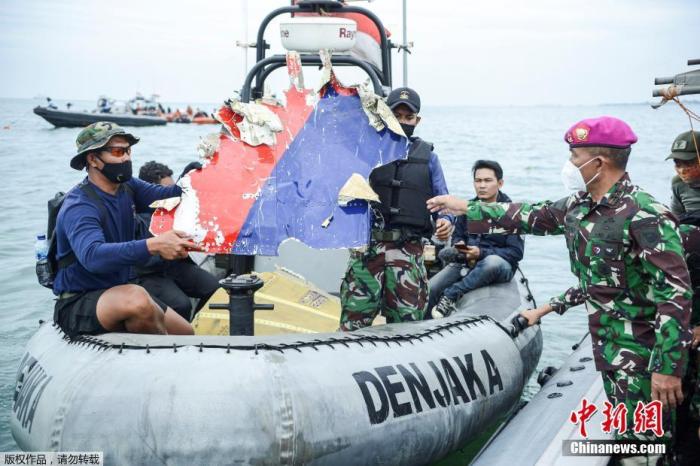 印尼缩小搜寻坠毁客机黑匣子范围 确认首位遇难者身份