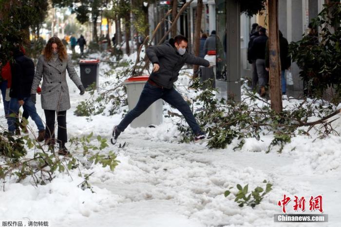 温度骤降，交通受阻！西班牙暴雪已致至少7人死亡
