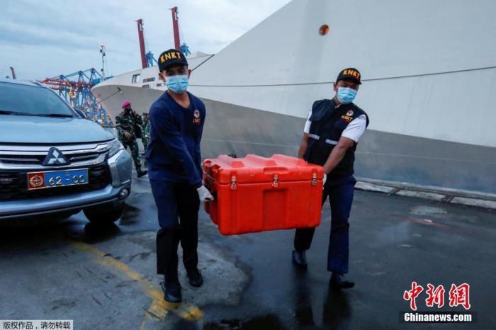 当地时间1月12日，印尼海军找到三佛齐航空公司失事飞机的黑匣子，黑匣子被直接带到雅加达丹绒布禄码头。