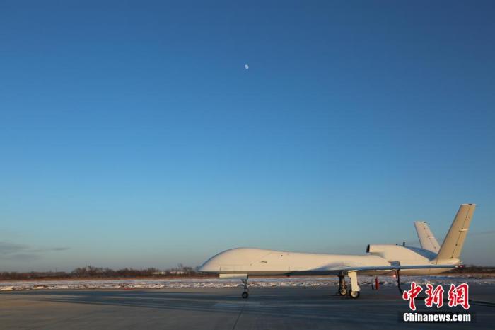 1月11日，由中国航天科工集团第三研究院海鹰航空通用装备有限公司牵头研制的WJ-700高空高速长航时察打一体无人机圆满完成首飞试验。WJ-700无人机的航时、航程和载重等关键性能指标，达到同等吨位量级无人机的国内领先、国际先进水平，具备防区外对地攻击、反舰、反辐射等空对面精确打击作战和广域侦察监视作战能力。图为WJ-700无人机(资料图片)。 <a target='_blank' href='http://www.chinanews.com/'>中新社</a>发 中国航天科工集团 供图