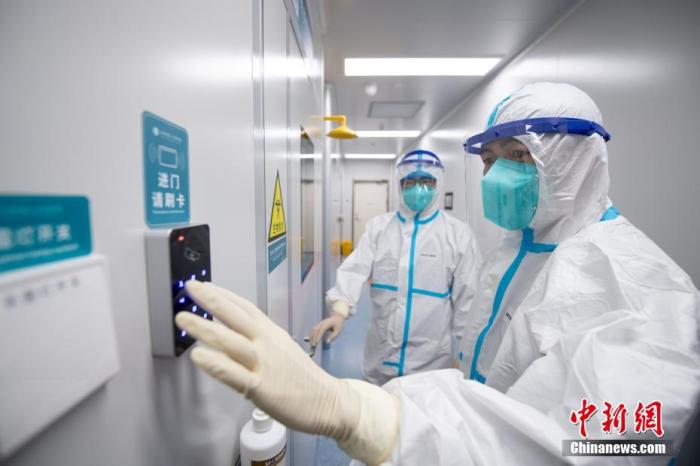 1月12日，在位于太原市的山西省城市核酸检测山西省人民医院基地，工作人员进行样本灭活、核酸提取工作。中新社记者 韦亮 摄