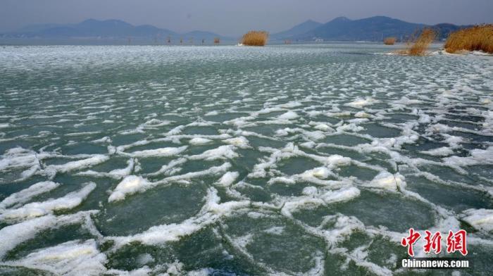 资料图：1月11日，苏州，在持续的低温下太湖水面大面积结冰。图片来源：视觉中国