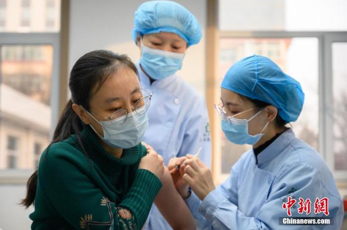 1月14日，山西省太原市，医护工作者在和平社区卫生服务中心接种新冠疫苗。 <a target='_blank' href='http://www.chinanews.com/'>中新社</a>记者 韦亮 摄