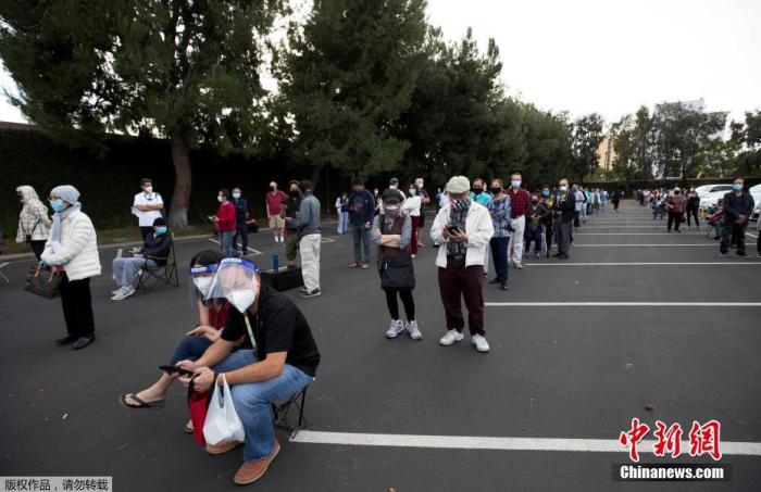 图为人们在美国加州迪士尼乐园度假区接种疫苗的地点，排长队等候。