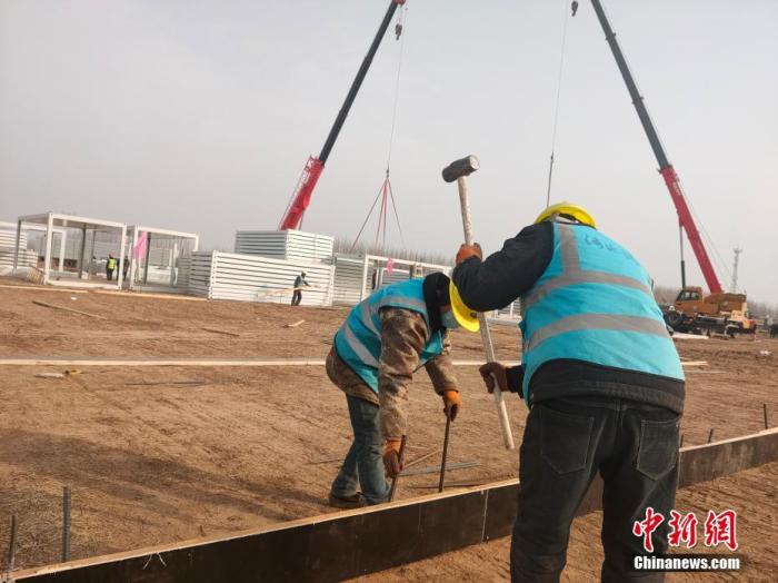 1月14日，石家庄市集中隔离点建设现场，施工人员正在加紧施工。王天译 摄