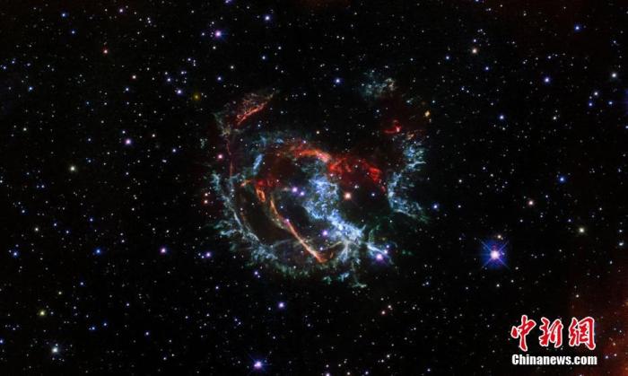字体：当地时间2021年1月15日，欧洲航天局发布了一张用哈勃空间望远镜拍摄的一个超新星遗迹——1E 0102.2-7219的照片。图片来源：视觉中国