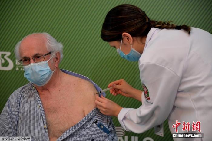 巴西首批新冠疫苗接种者接种中国疫苗。