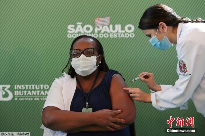资料图：当地时间2021年1月17日，巴西圣保罗，巴西首批新冠疫苗接种者当天接种中国疫苗，来自圣保罗州的54岁护士莫妮卡·卡拉赞，成为首位接种科兴疫苗的巴西人。巴西国家卫生监督局17日宣布，给予中国北京科兴中维生物技术有限公司研发的新冠疫苗克尔来福紧急使用许可。