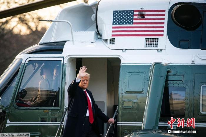 当地时间2021年1月20日，美国华盛顿，特朗普登上“海军陆战队一号”总统专用直升机。