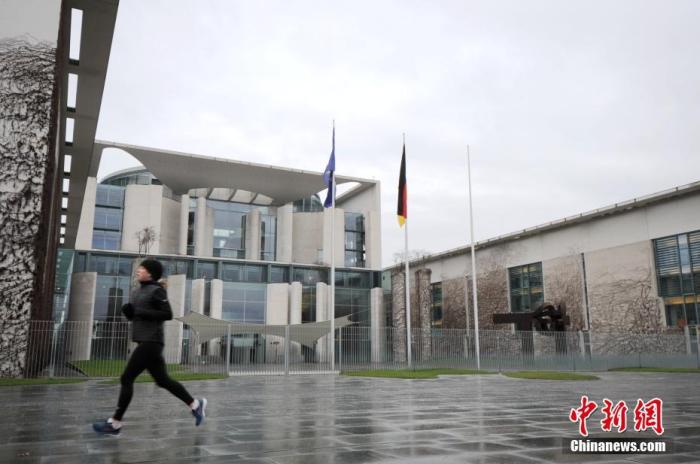图为当天一名跑步者经过位于柏林的德国总理府。 <a target='_blank' href='http://www.chinanews.com/'>中新社</a>记者 彭大伟 摄
