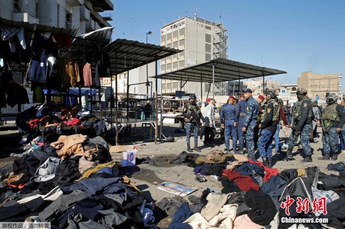 当地时间1月21日，伊拉克巴克达市中心发生自杀式爆炸袭击。据报道，爆炸袭击已造成28人死亡，73人受伤。图为爆炸现场。
