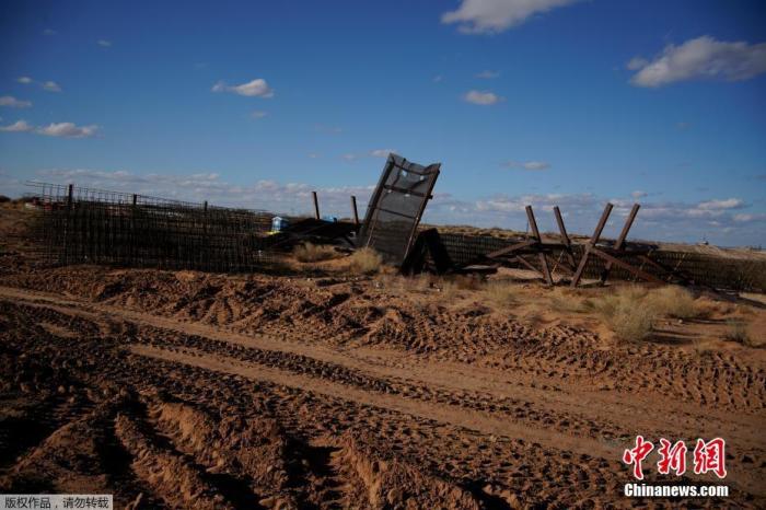 当地时间2021年1月22日，美国新墨西哥州一处边境墙工地内，部分建筑材料被丢弃一旁。