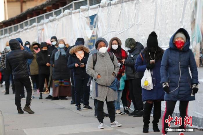 资料图：当地时间1月24日，美国纽约一处新冠检测点，市民排队检测。
<a target='_blank' href='http://www.chinanews.com/'>中新社</a>记者 廖攀 摄