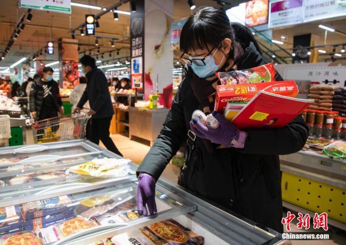 资料图：民众在当地一家超市采购商品。
<a target='_blank' href='http://www.chinanews.com/'>中新社</a>记者 侯宇 摄
