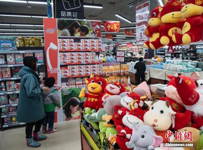 资料图：市民在超市采购商品。
中新社记者 侯宇 摄