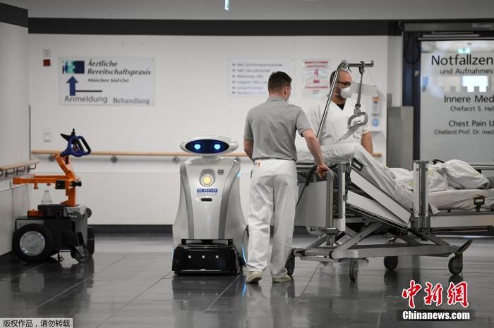 当地时间1月25日，德国慕尼黑，机器人Franziska清扫医院的地面。该医院在新冠肺炎疫情传播期间，减少清洁工的人数，用机器人取代部分人员的流动。
