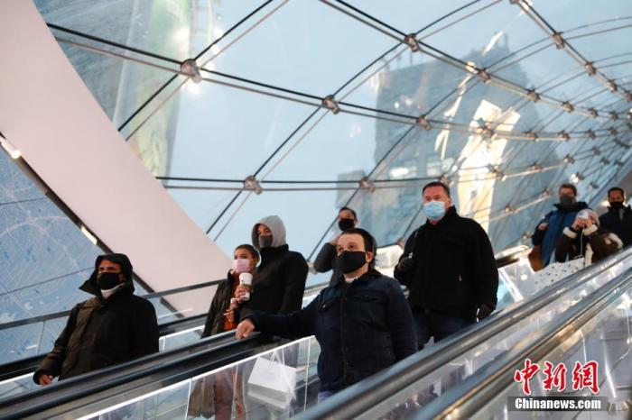 資料圖：當地時間1月26日，美國紐約賓夕法尼亞火車站，戴著口罩進站的行人。
<a target='_blank' href='http://www.jiaojiaomei.com/'>中新社</a>記者 廖攀 攝