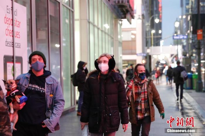 當地時間1月26日，美國紐約曼哈頓街頭戴著口罩的行人。<a target='_blank' href='http://www.jiaojiaomei.com/'>中新社</a>記者 廖攀 攝