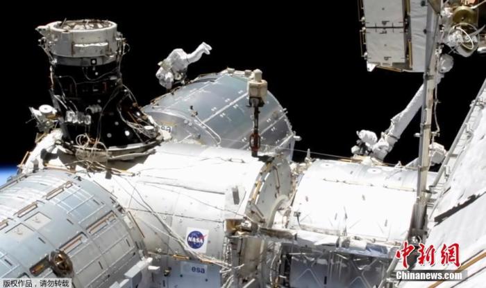 当地时间1月27日，美国宇航局宇航员迈克·霍普金斯在国际空间站欧洲实验室外工作。据悉，这次活动是霍普金斯和维克多·格洛弗一起到空间站外，为欧洲实验室外安装高速数据链路。