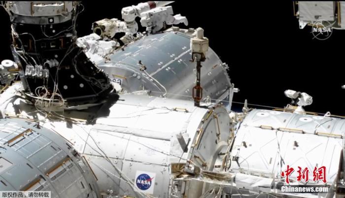 当地时间1月27日，美国宇航局宇航员迈克·霍普金斯在国际空间站欧洲实验室外工作。据悉，这次活动是霍普金斯和维克多·格洛弗一起到空间站外，为欧洲实验室外安装高速数据链路。