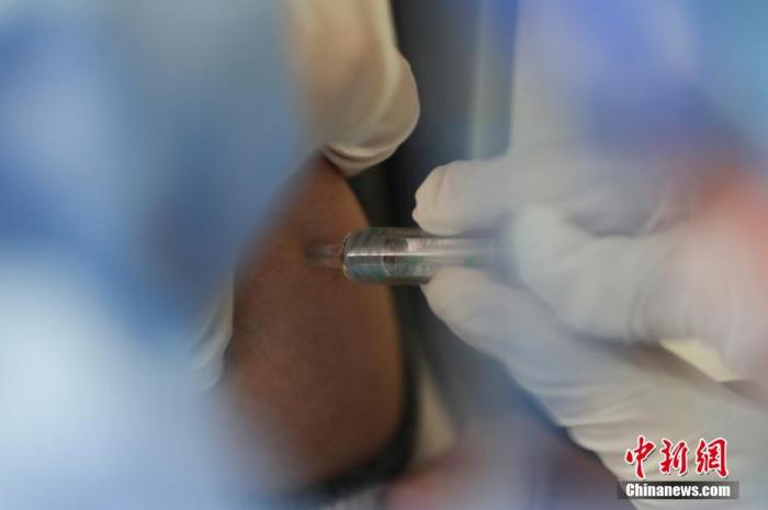 资料图：医护人员为接种者注射疫苗。
<a target='_blank' href='http://www.chinanews.com/'>中新社</a>记者 蒋启明 摄