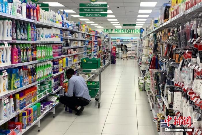 资料图：南非约翰内斯堡一药店内，工作人员正在整理消毒用品。<a target='_blank' href='/'>中新社</a>记者 王曦 摄