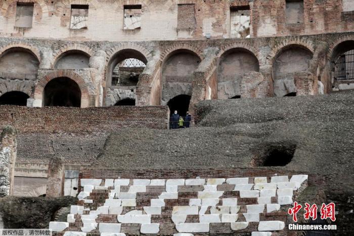 当地时间2月1日，意大利罗马，罗马斗兽场重新开放。图为游客参观斗兽场。