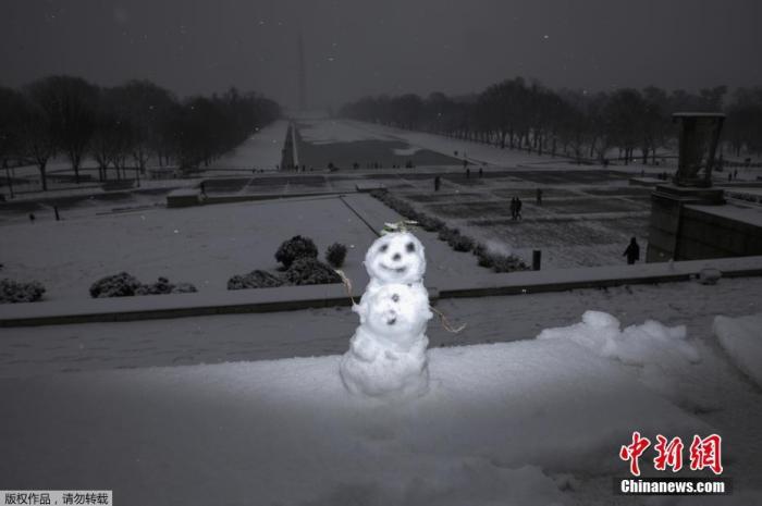 当地时间1月31日,美国华盛顿,一场暴风雪中,林肯纪念堂旁的雪人。 当地时间1月31日,美国华盛顿,一场暴风雪中,林肯纪念堂旁的雪人。