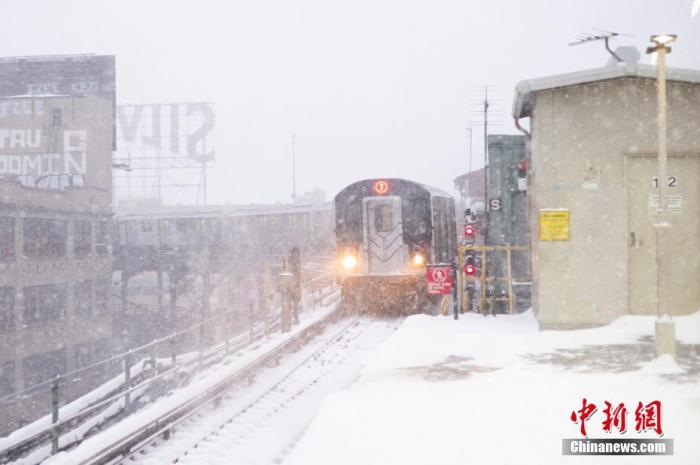 资料图：当地时间2月1日，纽约地铁7号线一辆列车在大雪中驶入皇后区广场车站。
<a target='_blank' href='http://www.chinanews.com/'>中新社</a>记者 王帆 摄