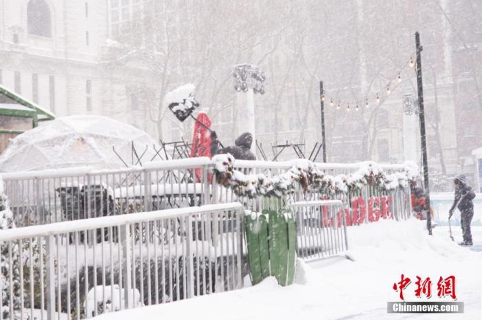 受冬季风暴影响 美国纽约市迎强降雪