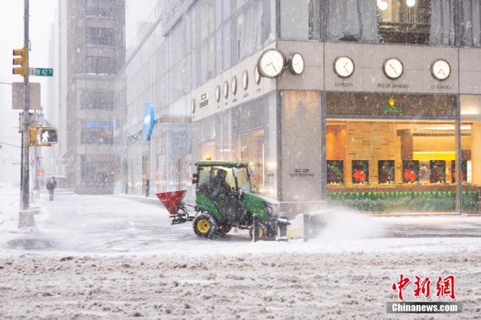 当地时间2月1日，纽约曼哈顿，一名工作人员驾驶除雪车在人行道上清扫积雪。受“东北风暴”（Nor’easter）影响，纽约市从前一日晚间开始降雪，美国国家气象局预计该市降雪将在1日下午达到最大，并伴随最大50英里/小时的阵风，市内不同地区降雪量预计会达到12至18英寸。
<a target='_blank' href='http://www.chinanews.com/'>中新社</a>记者 王帆 摄