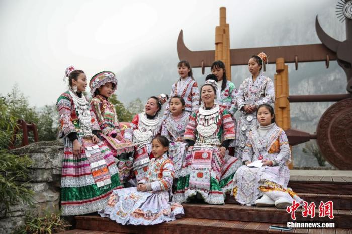 图为2月4日，贵州黔西化屋村村民在广场上齐唱苗歌。
中新社记者 瞿宏伦 摄