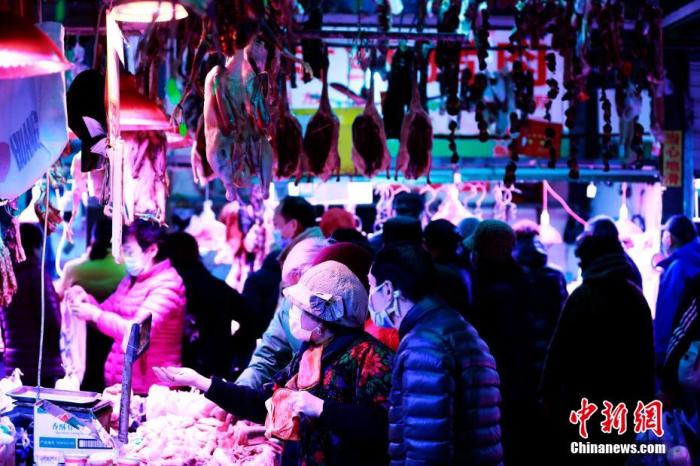 上海菜场“年味”十足，民众采购年货迎新春。汤彦俊 摄