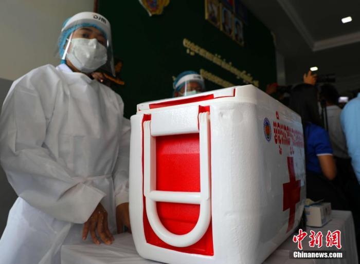 资料图：2月10日，柬埔寨正式启动首轮中国新冠疫苗接种。图为柬埔寨王家军总医院接种新冠疫苗现场。<a target='_blank' href='http://www.chinanews.com/'>中新社</a>记者 欧阳开宇 摄