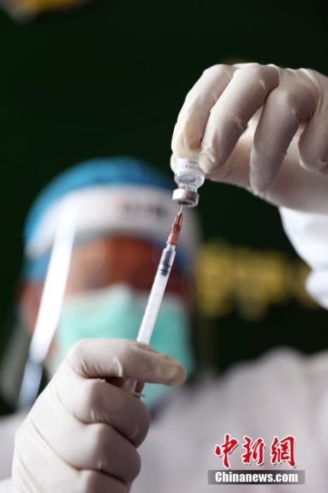 资料图：柬埔寨王家军总医院接种新冠疫苗现场。<a target='_blank' href='http://www.chinanews.com/'>中新社</a>记者 欧阳开宇 摄