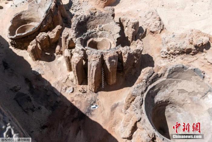 近日，考古学家在埃及发现了一家有5000年历史的大规模生产啤酒厂。图为出土的啤酒厂遗址。