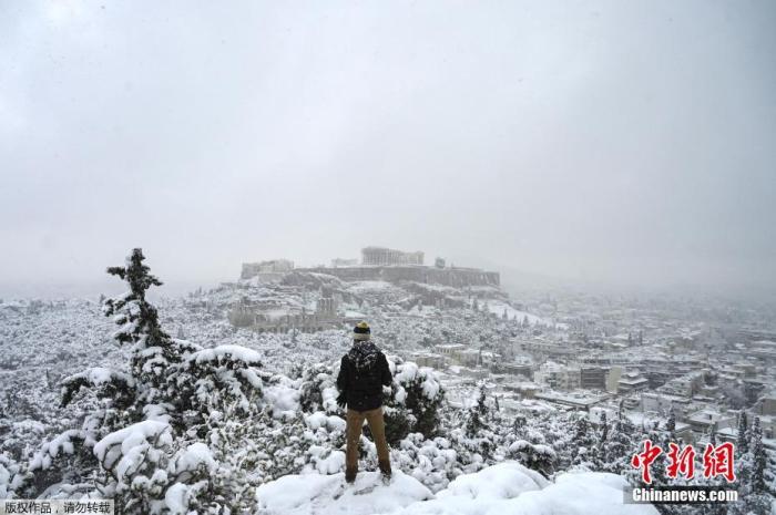 当地时间2月16日，希腊雅典迎来罕见大雪天气，古老的卫城被积雪覆盖。图为远眺白雪皑皑的雅典。
