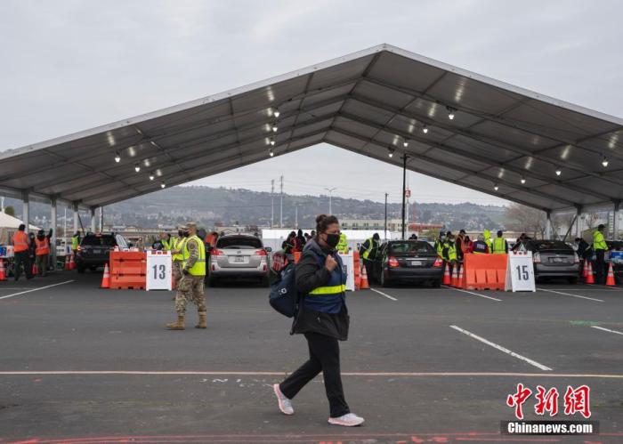 当地时间2月16日，设立在美国加州奥克兰体育场的大规模疫苗接种站向符合资格的民众开放。这处接种站每天将提供6000剂疫苗。近期，美国多处知名体育场变身疫苗接种站，以加速新冠疫苗接种速度。 <a target='_blank' href='http://www.chinanews.com/'>中新社</a>记者 刘关关 摄