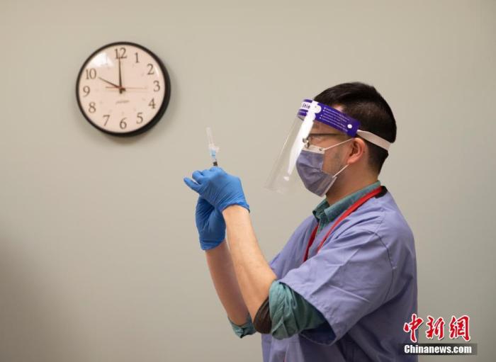 当地时间2月17日，美国旧金山东华医院的医护人员准备为附近华裔社区居民接种新冠疫苗。<a target='_blank' href='http://www.chinanews.com/'>中新社</a>记者 刘关关 摄
