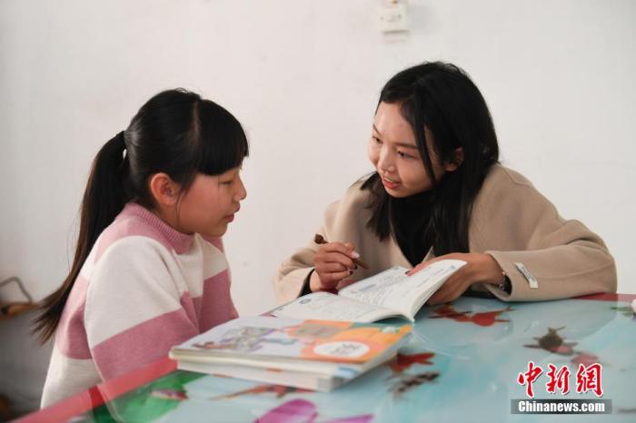 图为：方山乡“代办署理妈妈”在留守儿童家中为其教导功课。 王刚 摄