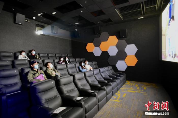 2月18日，香港疫情放缓，电影院重开，现场有职员协助市民入场，并以手机扫描“安心出行”二维码或登记资料。图为市民于戏院观看电影。 <a target='_blank' href='http://www.chinanews.com/'>中新社</a>记者 李志华 摄