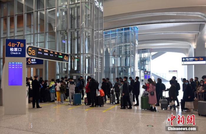 资料图：旅客在候车大厅内排队检票。<a target='_blank' href='http://www.chinanews.com/'>中新社</a>记者 韩冰 摄